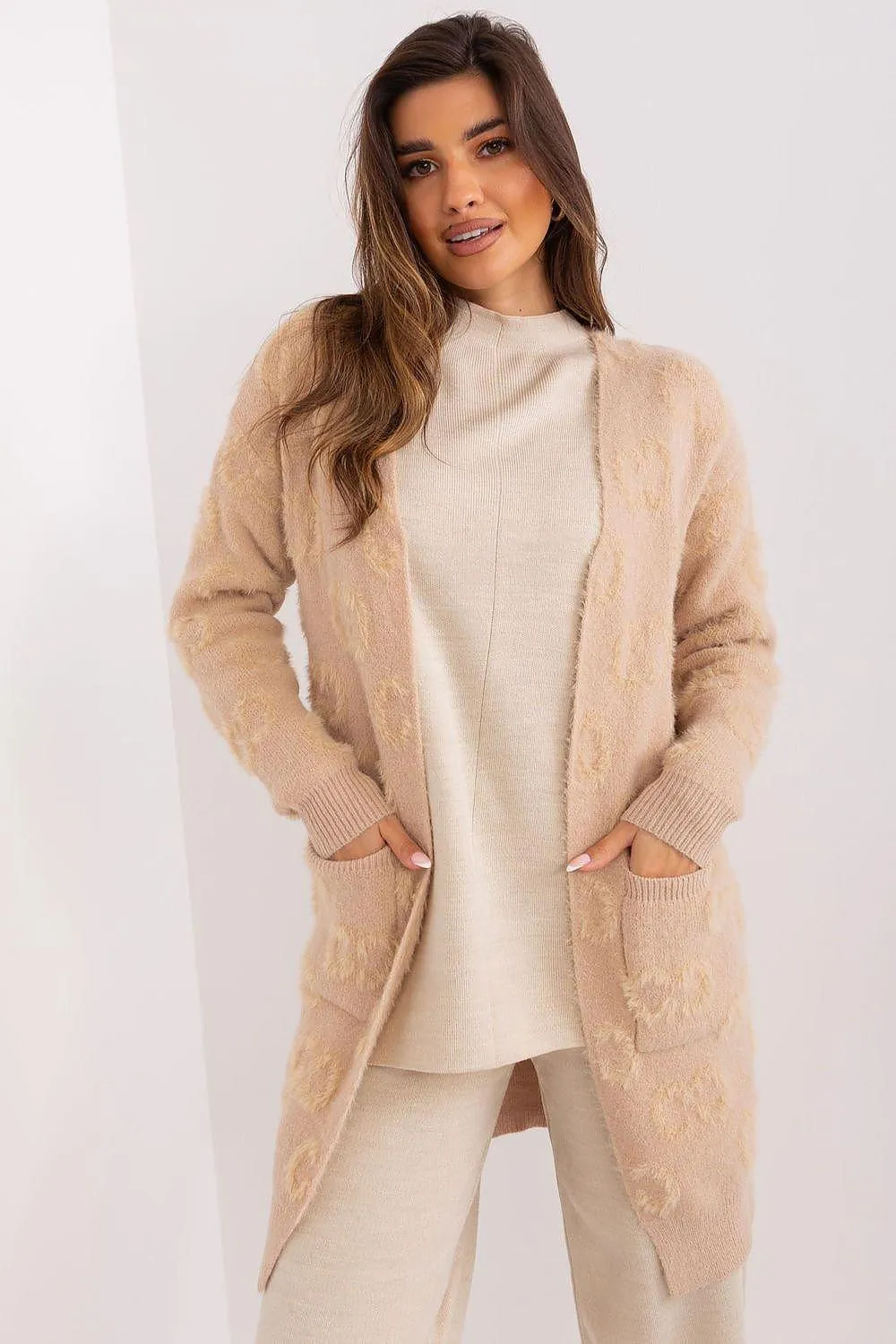 Cozy Knit Cardigan with Convenient Pockets for Every Occasion