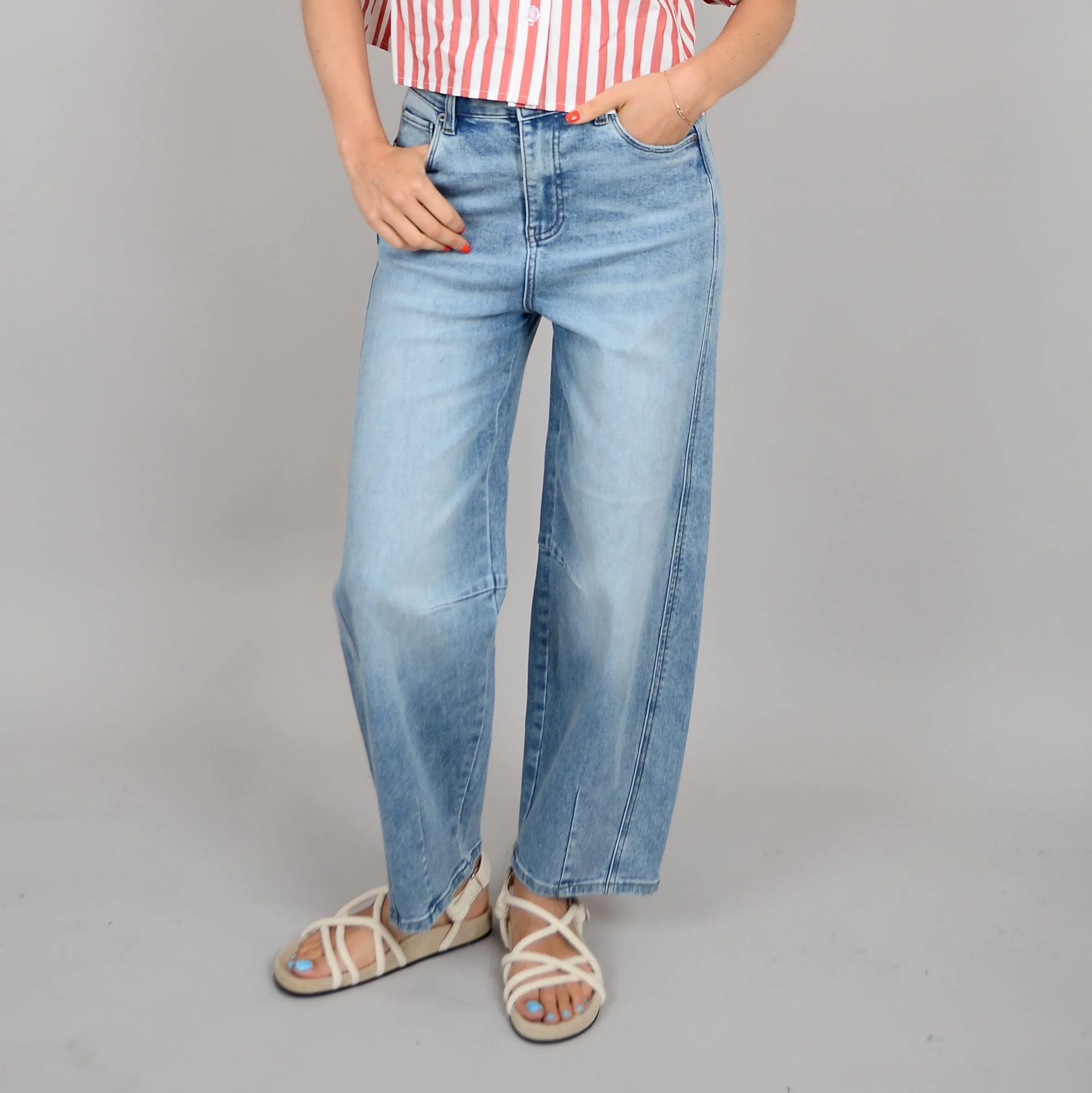 LIGHT WASH BARREL JEANS