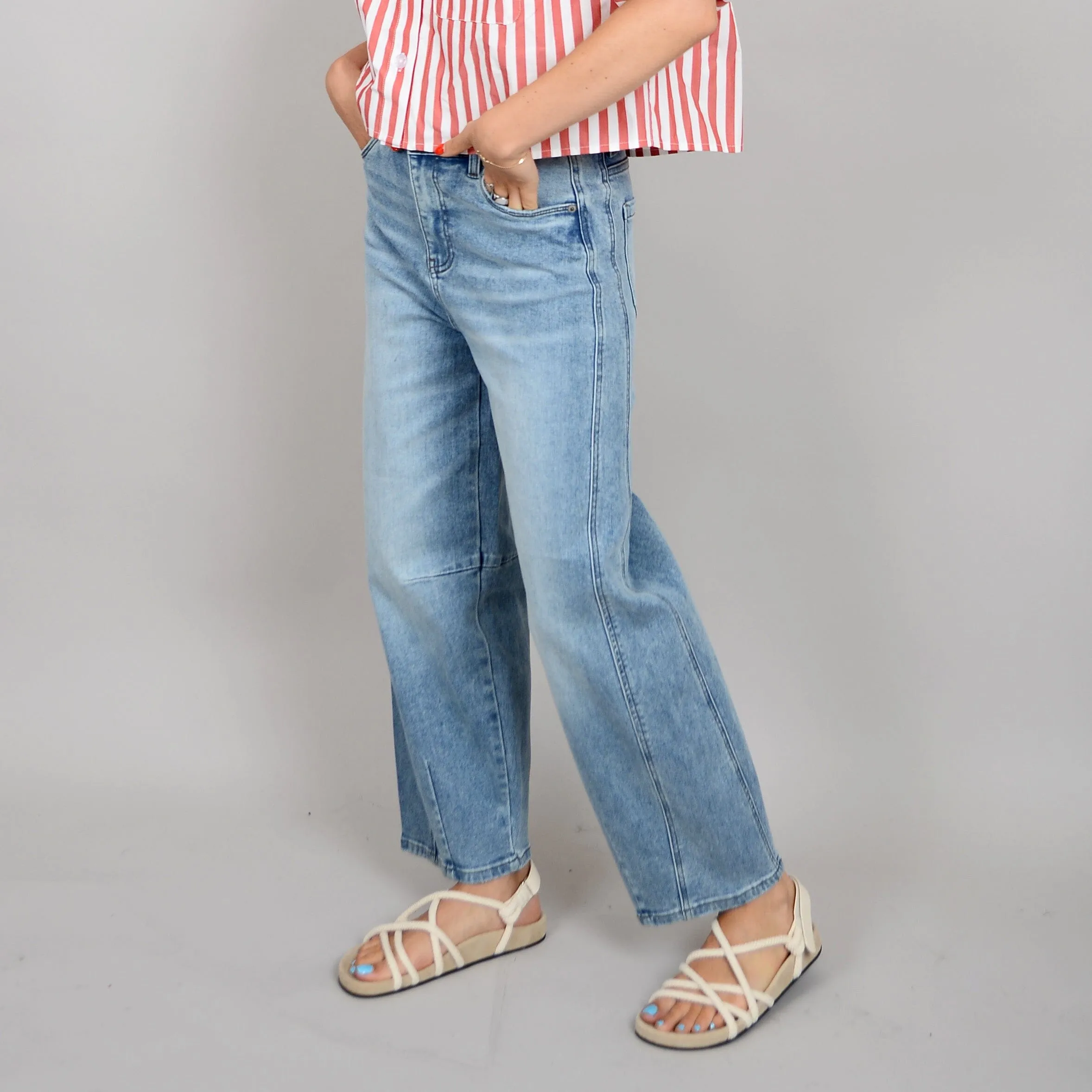 LIGHT WASH BARREL JEANS